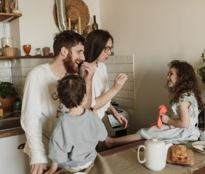 Comment réagir quand un ami vous fait la cour, alors que vous êtes engagée ?