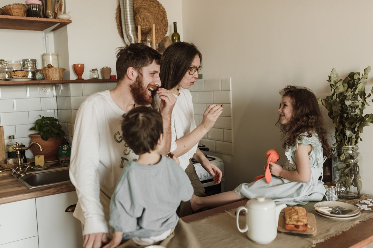 Comment réagir quand un ami vous fait la cour, alors que vous êtes engagée ?