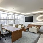 Un bureau moderne avec meubles, grand écran et vue sur la ville