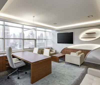 Un bureau moderne avec meubles, grand écran et vue sur la ville