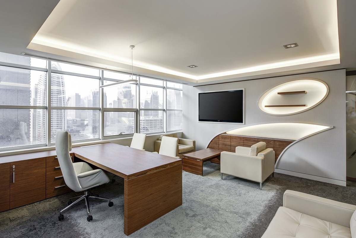 Un bureau moderne avec meubles, grand écran et vue sur la ville
