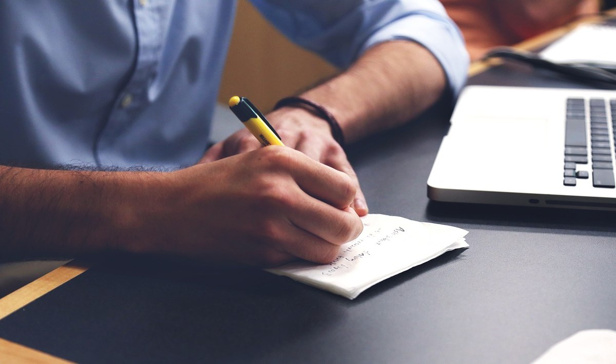 Un bureau de travail avec un ordinateur portable ouvert