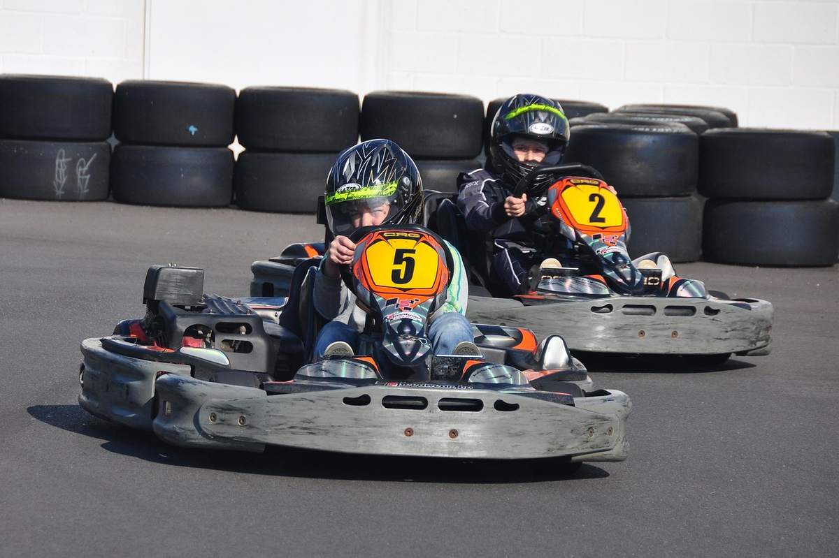 Kart de location sur une piste bitumée en extérieur
