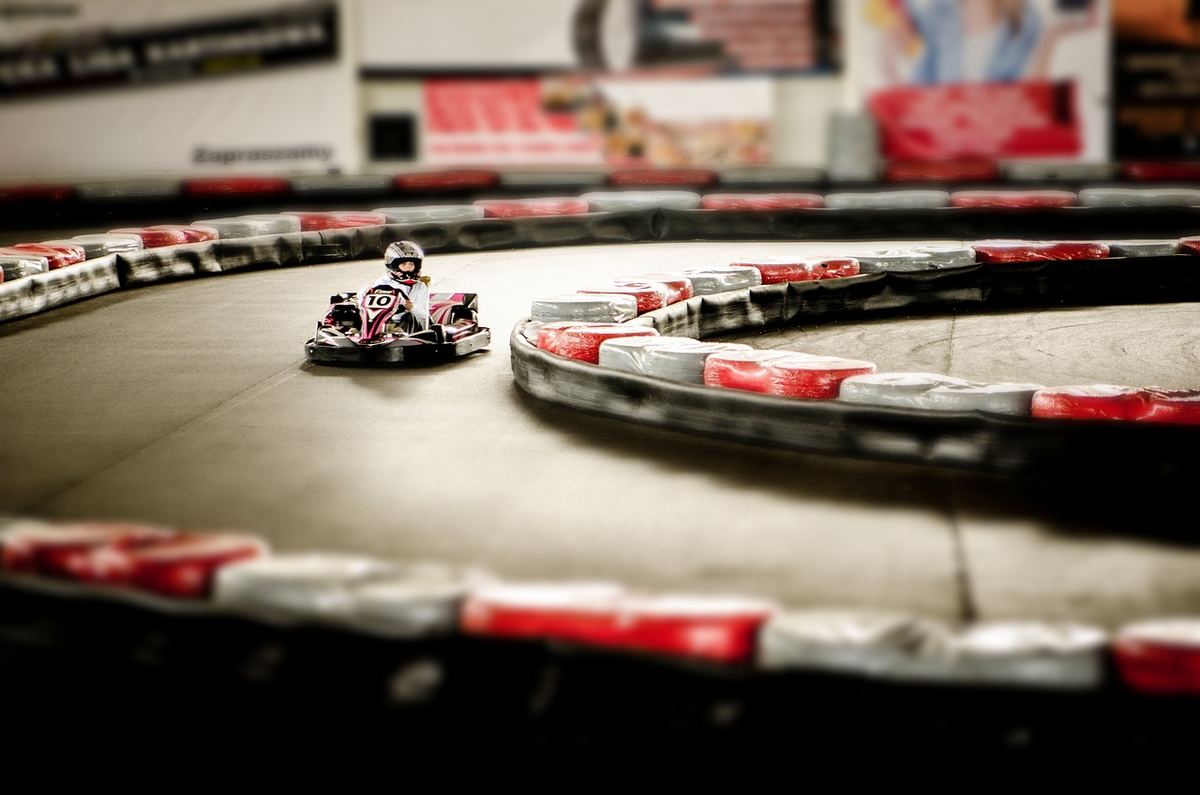 Pilote casqué au volant d'un kart de location