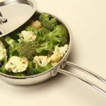 Casserole en inox contenant brocoli et chou-fleur, couvercle retiré