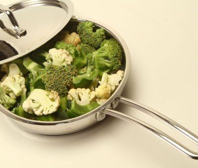 Casserole en inox contenant brocoli et chou-fleur, couvercle retiré