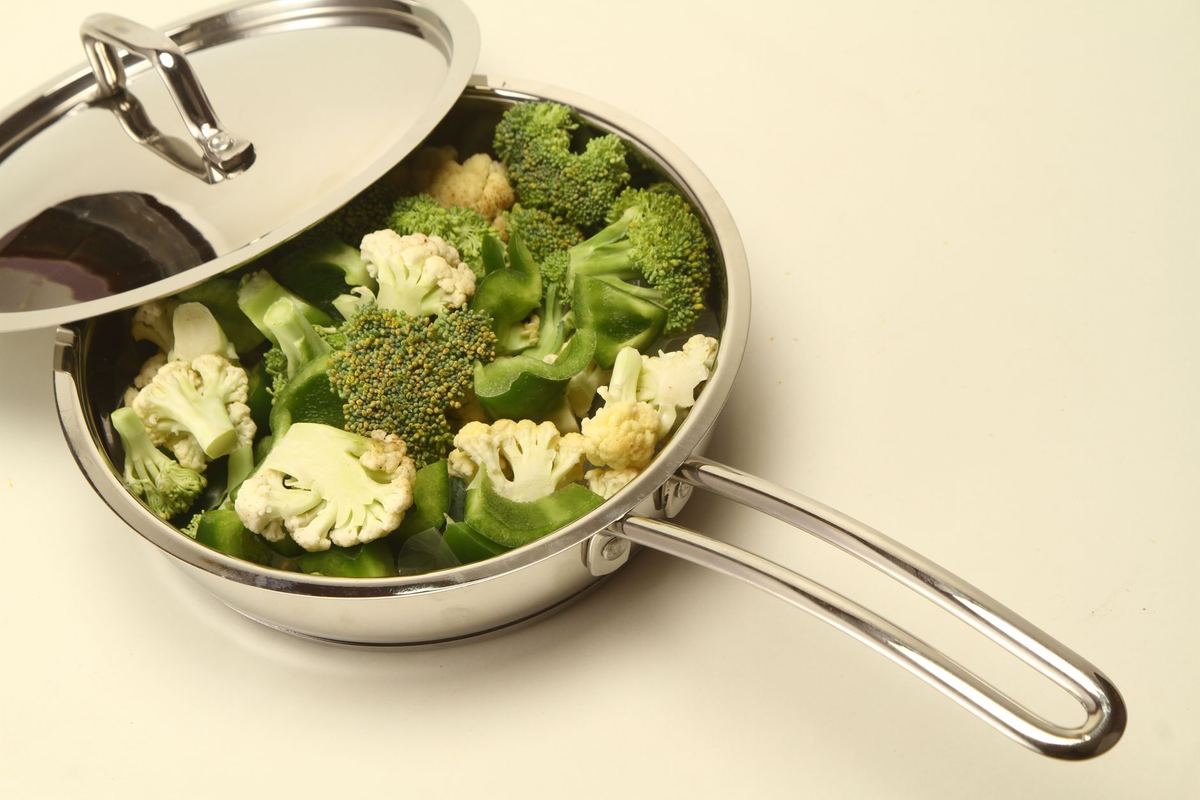 Casserole en inox contenant brocoli et chou-fleur, couvercle retiré